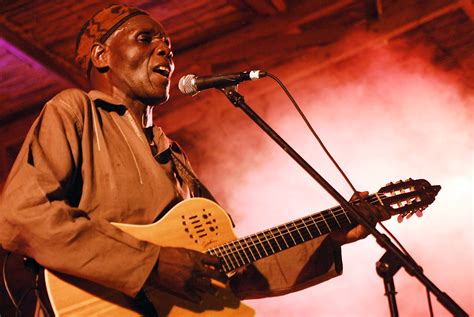 Au Zimbabwe, viens jouer avec la star de l’afro-jazz Tuku — La Libre ...