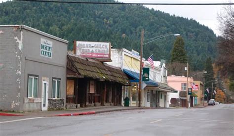 The town of Glendale, Oregon shows signs of wear. | Glendale, Towns ...