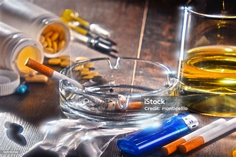 Zat Adiktif Termasuk Alkohol Rokok Dan Obatobatan Foto Stok - Unduh Gambar Sekarang - iStock