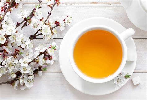 13 Incredible Health Benefits of Yellow Tea & Preparation Tips