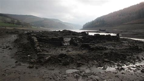 Ladybower Reservoir's low water levels reveal abandoned village - BBC News