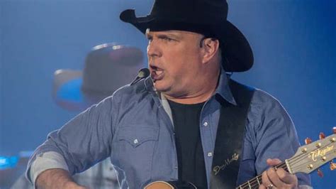 Country Singer Garth Brooks Is Keeping the Beard | New Country 93