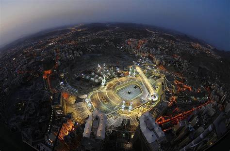 An amazing aerial view shows Muslims circling the Kaaba inside and ...