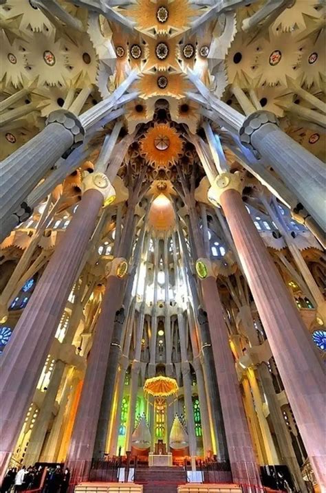 Interior de la Iglesia de la Sagrada Familia en Barcelona, España ...