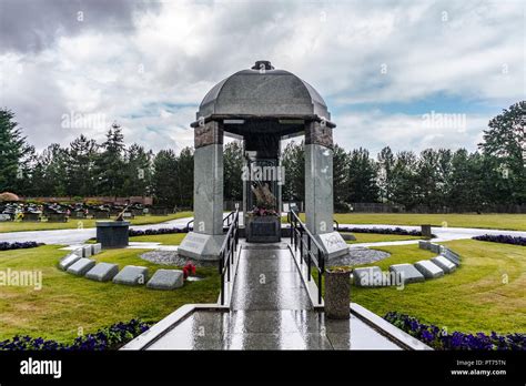 Jimi Hendrix Memorial and grave site at Greenwood Memorial Park, Renton ...