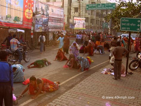 Dandavat Pranam by Devotees at Vrindavan Parikrama Marg | 40kmph.com