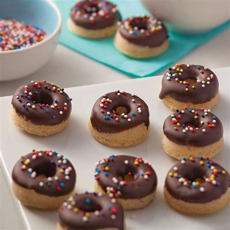 WILTON 12 CAVITY MINI DONUT PAN – Dekora