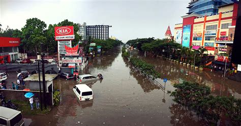 Foto-Foto Banjir Bandung Layaknya Tsunami Kecil : Okezone News