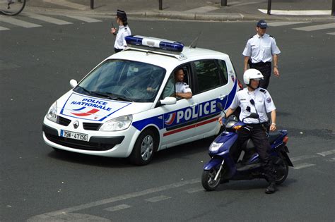 File:Police préparant l'arrivée d'une manifestation.JPG - Wikimedia Commons