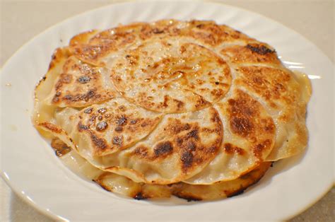 OkoNoms: Easy Pan-fried Gyoza Pancake 簡単餃子のパンケーキ