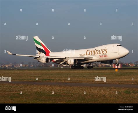 Oo thc emirates boeing 747 4haf er hi-res stock photography and images ...