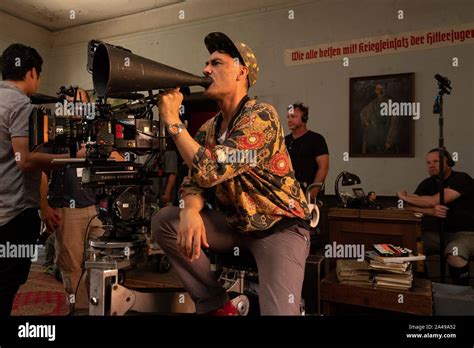 Taika waititi jojo rabbit on set hi-res stock photography and images - Alamy