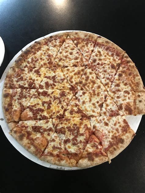 This pizza is cut into triangles. : r/mildlyinteresting