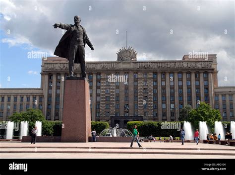 Lenin statue in front of House of Soviets, St Petersburg Stock Photo - Alamy