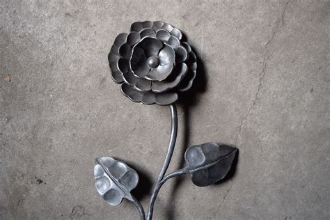 Flower made by Ken Zitur of Ken's Custom Iron. www.KensIron.com Blacksmith Projects, Iron Work ...