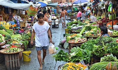 Shopping on the Streets of Manila - Travelogues from Remote Lands