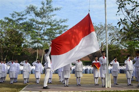 TATA CARA MELIPAT DAN MEMBENTANG BENDERA - SCOUT BOOK | Blog Materi Pramuka