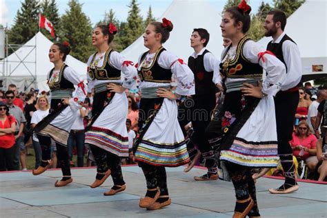 Insieme Serbo Di Danza Popolare Fotografia Editoriale - Immagine di ...