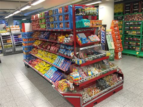 File:Confectionary and candy at display in Kiwi Allehelgensgate grocery store-supermarket in ...
