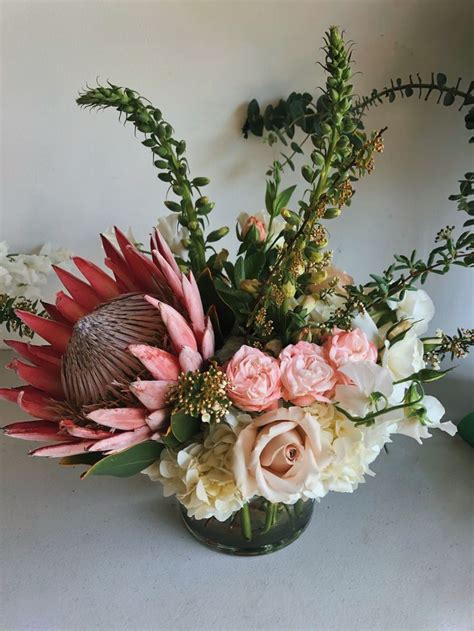 King Protea flower arrangement | Protea flower, Flower arrangements ...