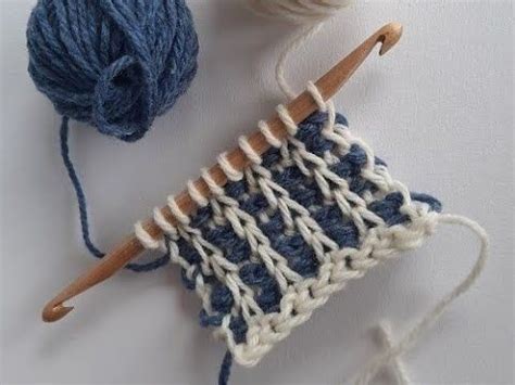 Learn how to make the Tunisian rib stitch in 2 colors worked flat. Photos and a video in English ...