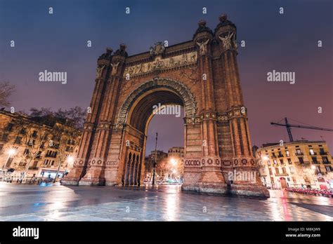 Arc de Triomf monument in Barcelona, Spain at night Stock Photo - Alamy