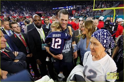 Gisele Bundchen & Kids Celebrate Tom Brady's Super Bowl Win on Field ...