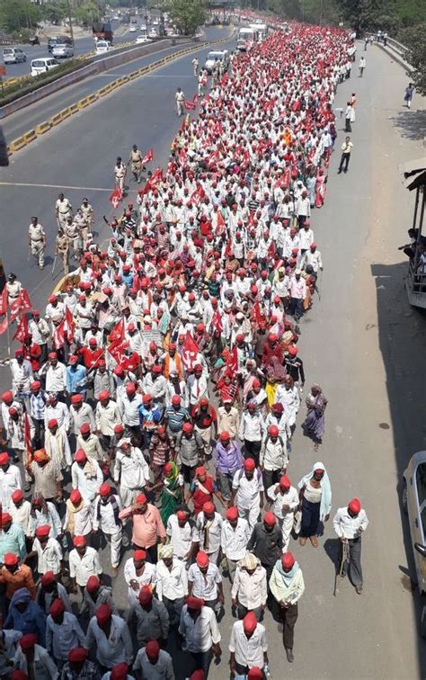 Maha farmers' protest march reaches Mumbai