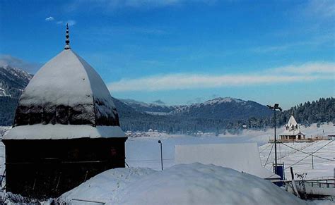 Srinagar Receives Season's First Snowfall, Avalanche Warning for Higher ...