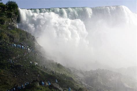 Pria Nekad Selamat Loncat ke Air Terjun Niagara | Republika Online