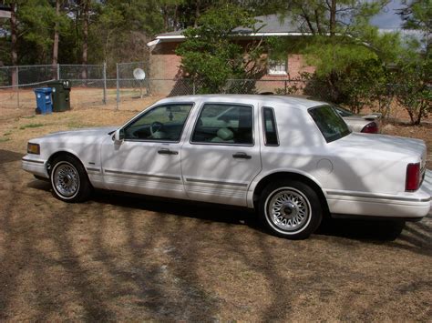 1996 Lincoln Town Car - Information and photos - MOMENTcar