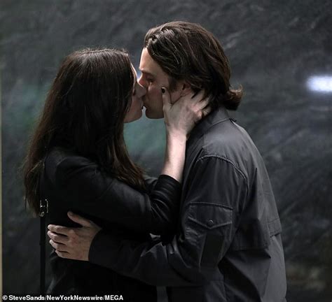 Anne Hathaway and Jared Leto share a kiss on the set of the Apple TV ...