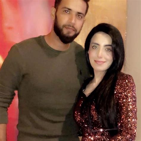 Imad Wasim Wife | 10 Lovely Pictures | Reviewit.pk