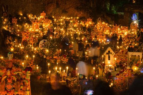 Día de Muertos en Janitzio y Páztcuaro, con Ley Seca y protocolos sanitarios