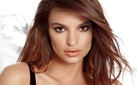 Download American Model Celebrity Emily Ratajkowski HD Wallpaper