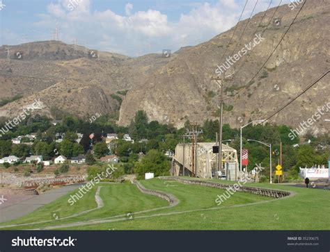 Grand Coulee Washington With Mountains Stock Photo 35230675 : Shutterstock