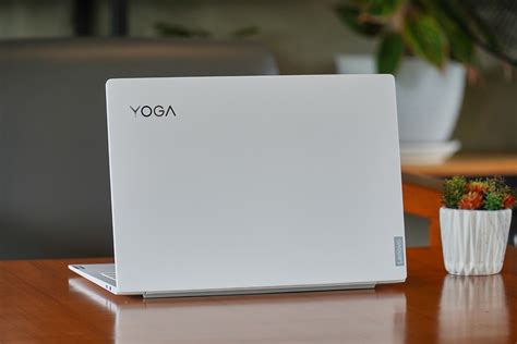 [Review] Lenovo Yoga Slim 7i Carbon, Ringan di Bawah 1 Kg