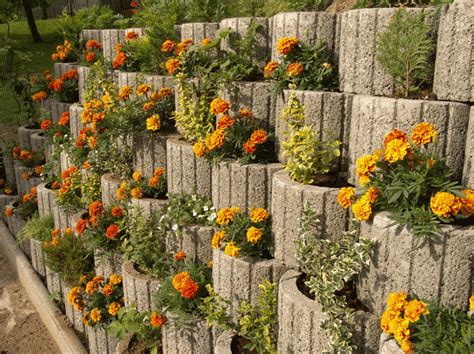 Retaining wall ideas – concrete planters as a supporting structure in garden