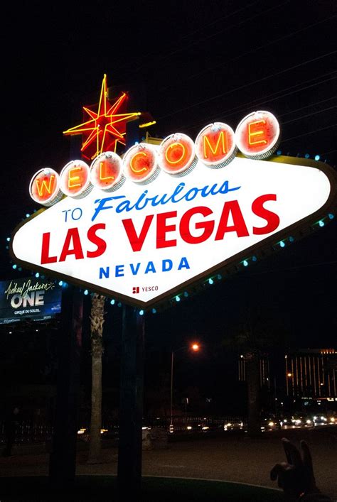 the welcome to fabulous las vegas sign lit up at night