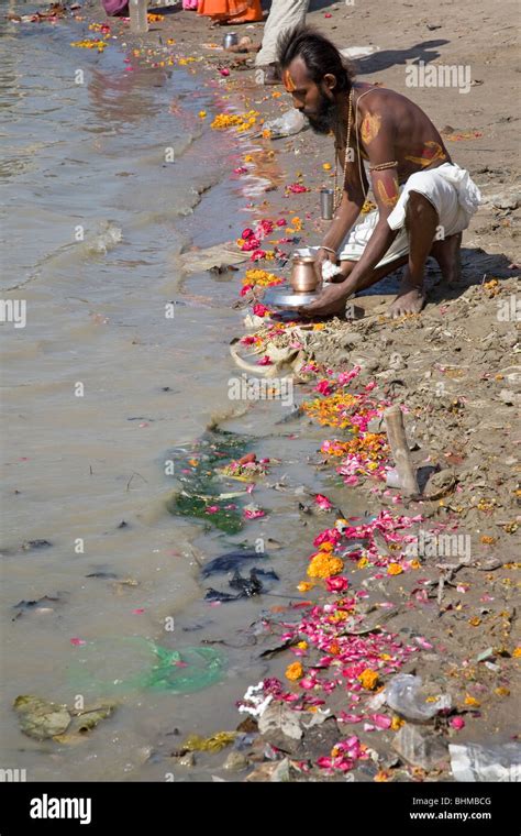 Worship at river ganges hi-res stock photography and images - Alamy