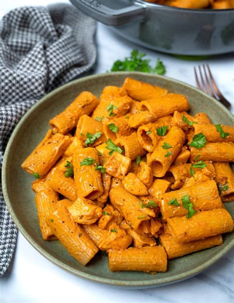 Easy Creamy Spicy Chicken Pasta – Skinny Spatula