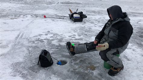 Lake Winnebago anglers encounter early ice fishing conditions | WLUK