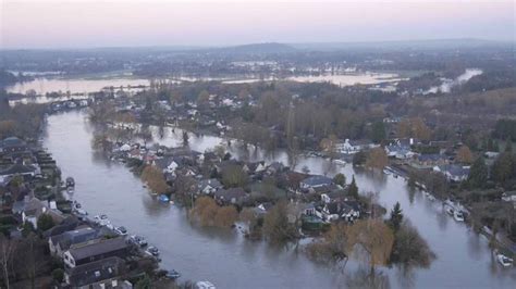 River Thames Floods Homes In 'Major Incident' | UK News | Sky News