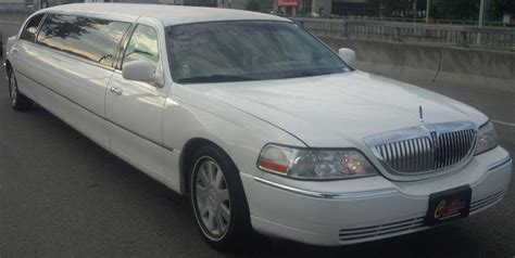 File:Lincoln Town Car Limo.jpg - Wikimedia Commons