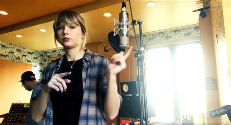 What Microphone Does Taylor Swift Use? — Acoustic Nature