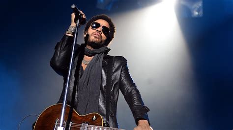 How Did Lenny Kravitz Pants's Split? All About The Star Singer's Wardrobe Malfunction - OtakuKart