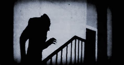 O Enigma do Martelo: Nosferatu vs. Drácula