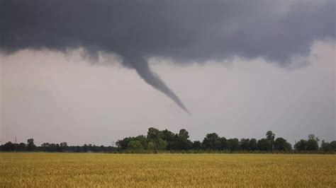 Tornado warning covering swathes of UK bringing 60mph winds and hail stones TONIGHT - Mirror Online