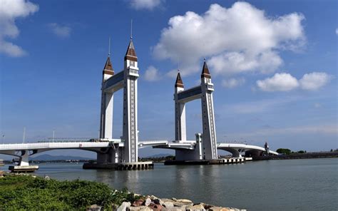 Drawbridge a crowd-puller for Terengganu