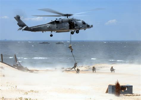 Photo : SEALs fast-rope from MH-60S